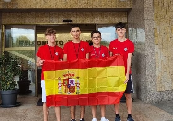 Diego Macías con sus compañeros del equipo nacional