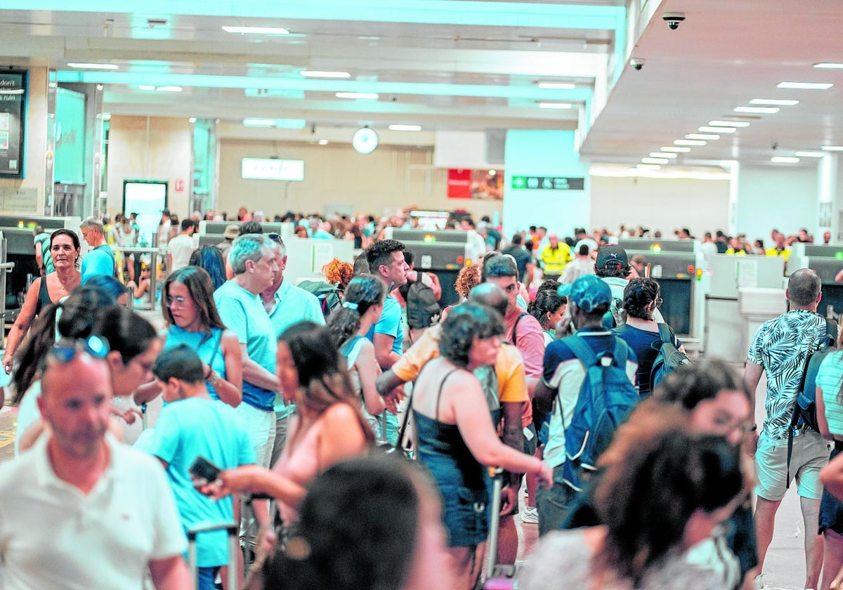 Decenas de pasajeros en el vestíbulo de Chamartín tras la incidencia del martes 20.