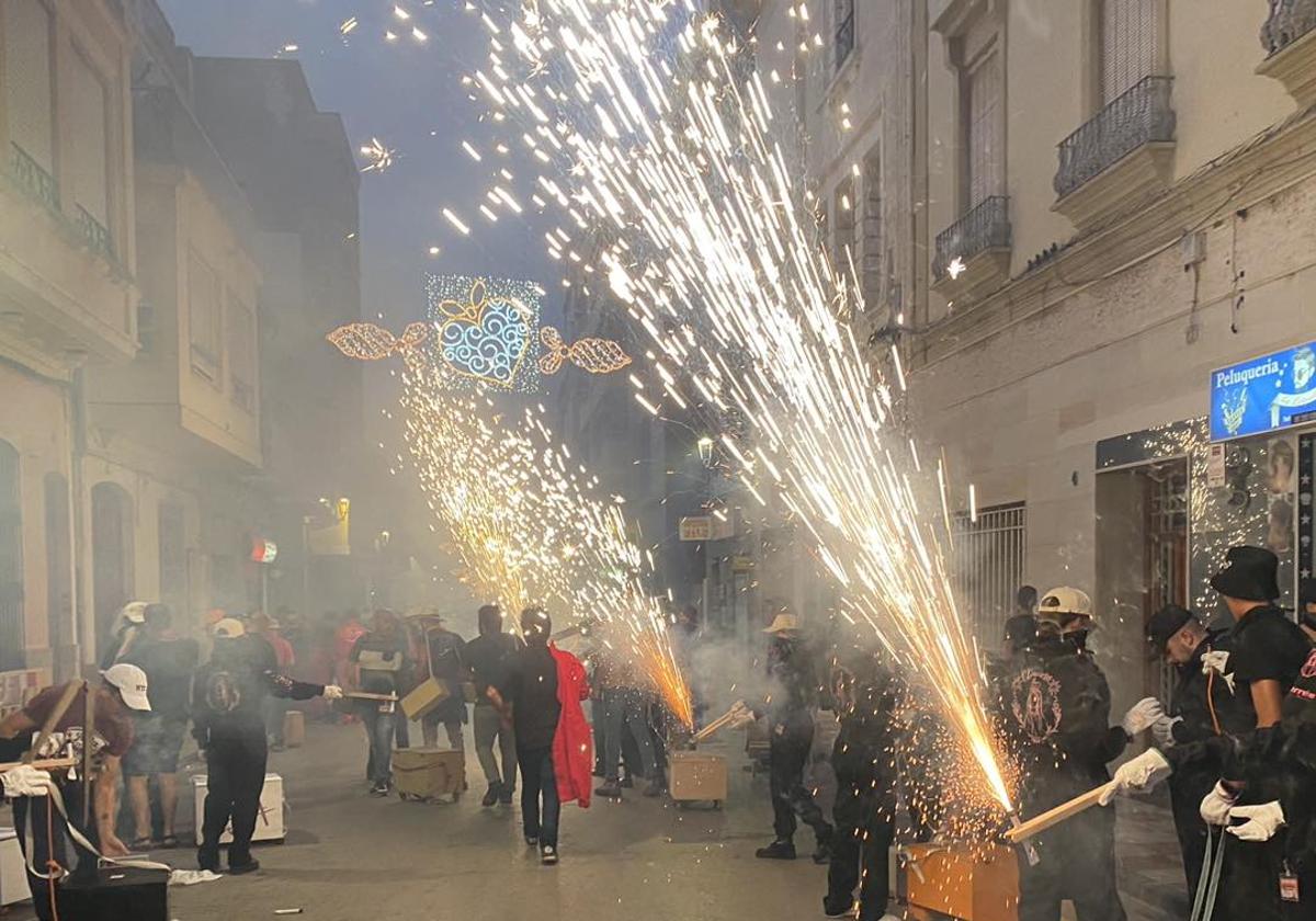 Un momento de la Procesión del Fuego de Benifaió.