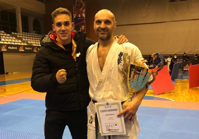 Hugo Cruz junto a Eloy Pellicer tras ganar el campeonato nacional de Karate Masters