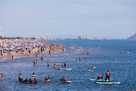 Turistas en la playa de Gandia.