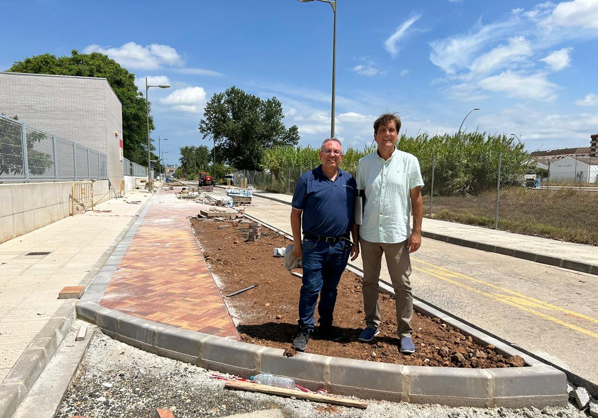 El alcalde visita las obras en la zona.