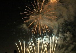 Imagen de archivo del cielo iluminado por fuegos artificiales.