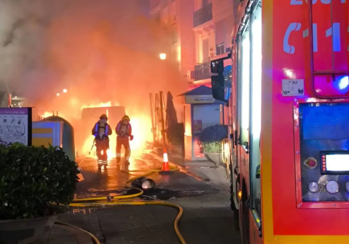 Un incendio de un vehículo en Utiel afecta a cristales de casas próximas y a toldos de negocios 