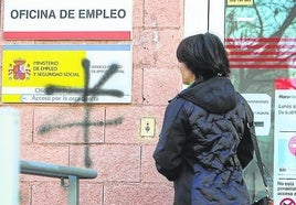 Una persona en la puerta de la oficina del Servicio Público de Empleo Estatal (SEPE)