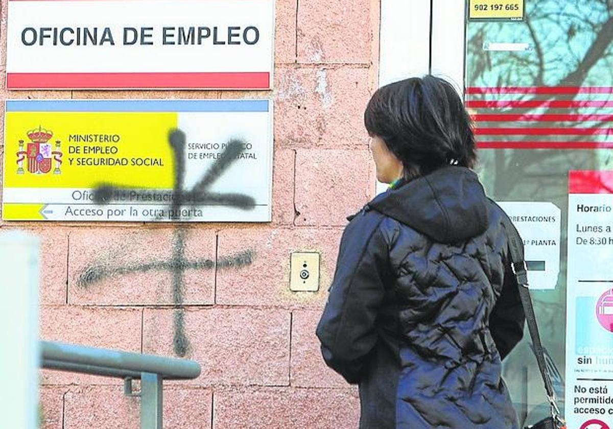 Una persona en la puerta de la oficina del Servicio Público de Empleo Estatal (SEPE)