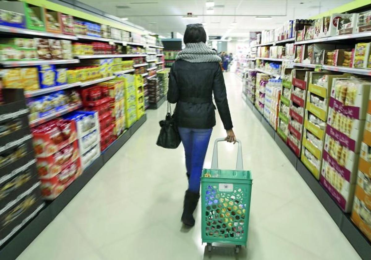 Una mujer camina en unos de los pasillos de Mercadona.