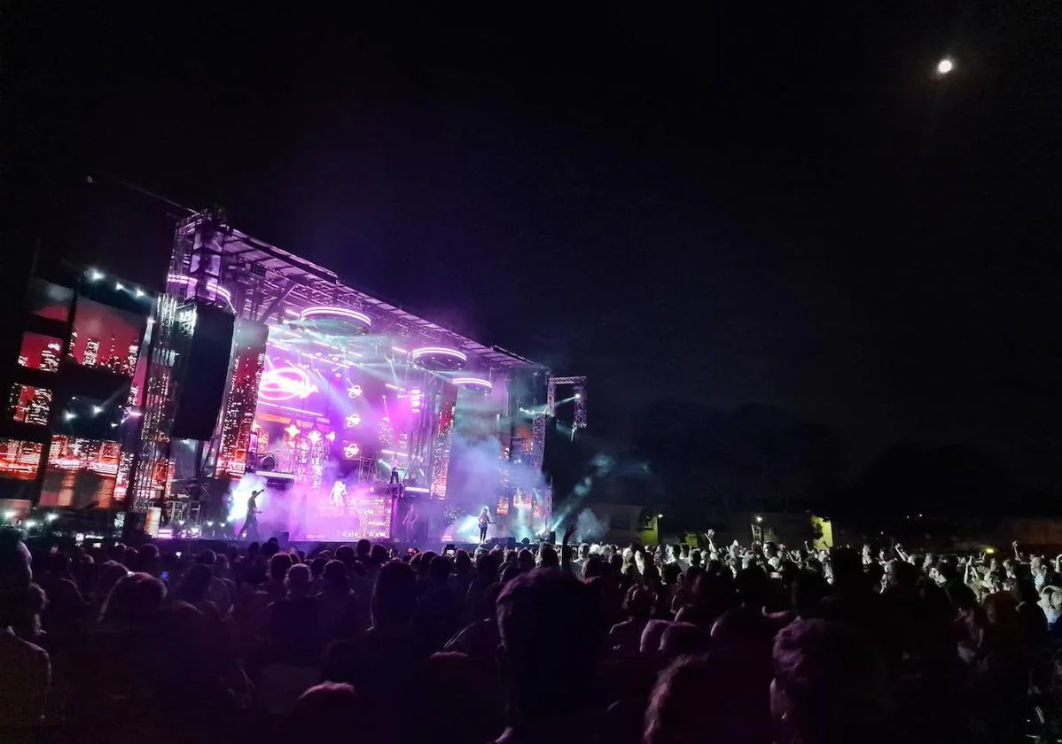 La Orquesta Panorama arrasa en Riba-roja para empezar su gira por Valencia 