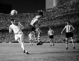 Paquito (i), el 2 de julio de 1967, del Valencia, remata de cabeza ante los defensas del Athletic, durante la final de la Copa del Generalísimo disputada en el Santiago Bernabéu.