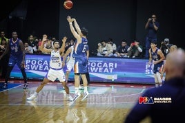 Banchero, en el momento de lanzar el primer cuádruple de la historia del baloncesto.