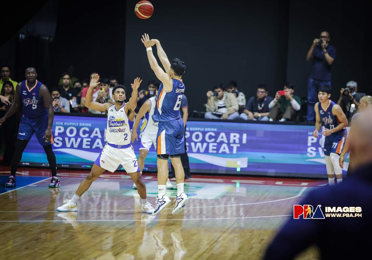 Banchero, en el momento de lanzar el primer cuádruple de la historia del baloncesto.