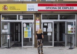 Una mujer frente a una oficina del SEPE en una imagen de archivo.