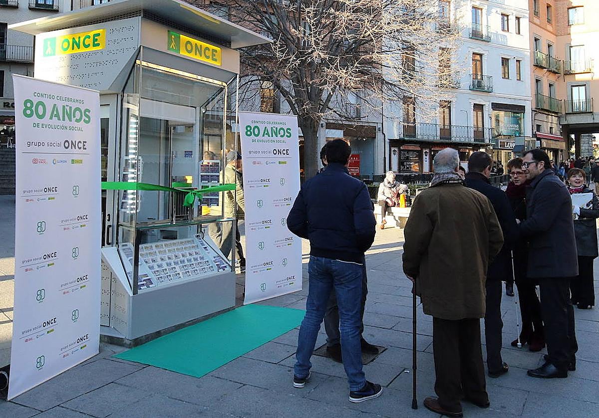 Venta de cupones en un quiosco de la ONCE.