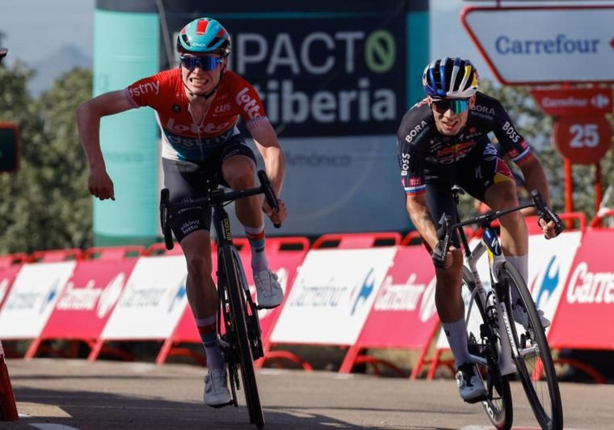 El ciclista esloveno del Bora Primoz Roglic (d) se impuso al belga Lennert Van Eetvelt (Lotto) y se adjudica la cuarta etapa de la Vuelta a España este martes entre Plasencia y el Pico Villuercas