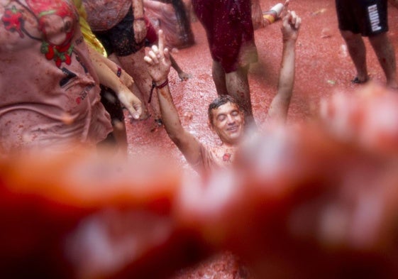 Un joven durante la Tomatina, una de las fiestas más internacionales de la Comunitat.