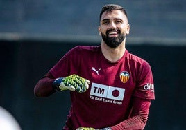 Giorgi Mamardashvili, sonriente en un entrenamiento en la Ciudad Deportiva de Paterna