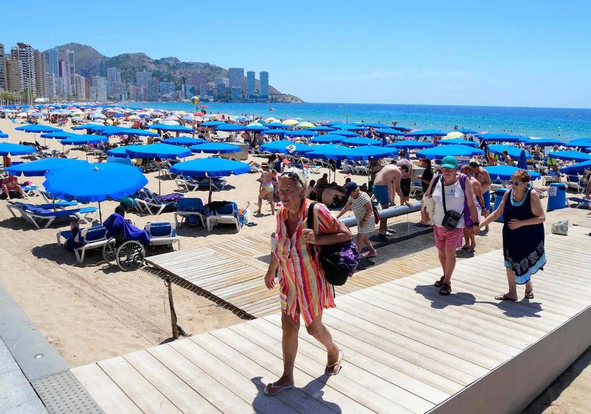 El mensaje de la Policía Local de Benidorm a los turistas «quemados» 