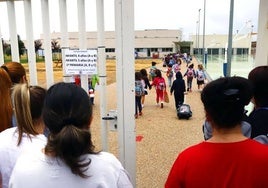 Niños entrando a un colegio