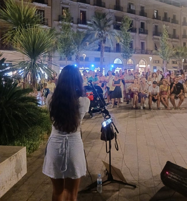 Béty Dumitru en acción durante una de sus actuaciones en la Plaza de la Reina