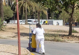 Empleada de una empresa de limpieza.