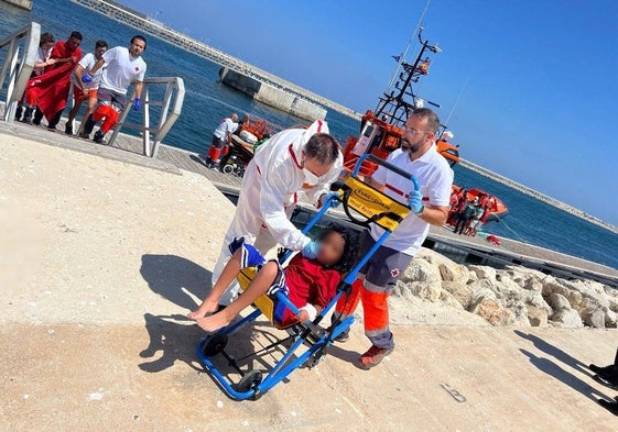 Momento en el que atienden a un niño que ha llegado en patera a la costa alicantina.