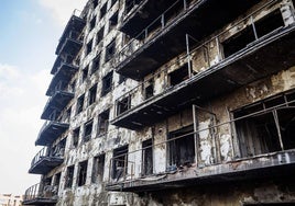 Aspecto de la fachada del edificio incendiado en Campanar.