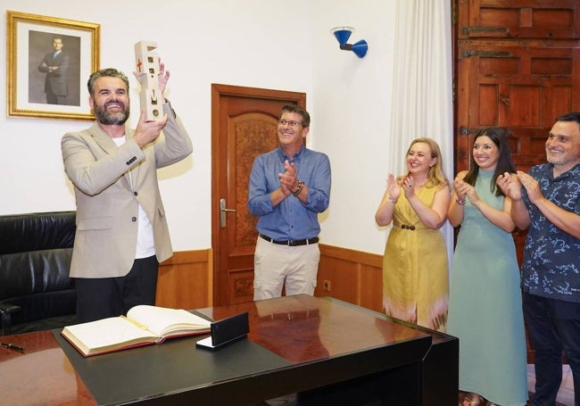 Rafael García recibiendo el detalle de cerámica en el despacho del alcalde.