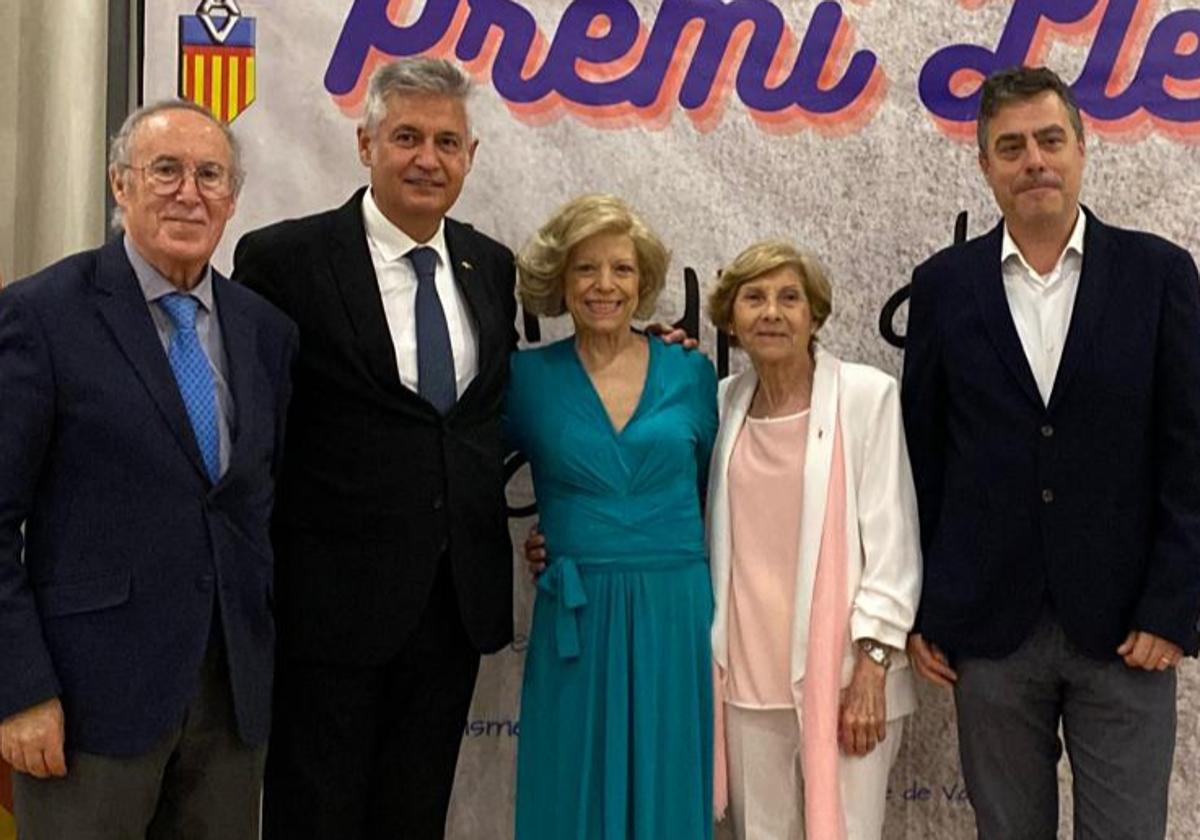 Pepita de Russafa, en el centro, el día que recibió el Premio Lealtad.