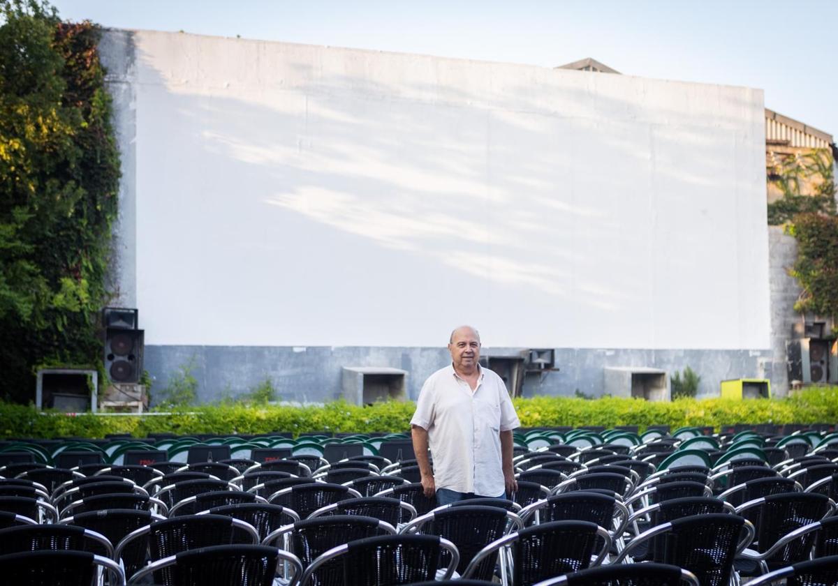 Enrique Riera, entre las sillas del cine Lumiere en Alboraya.