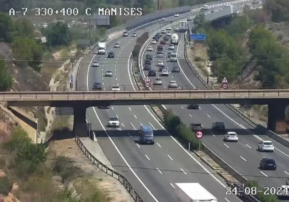 Varios atascos en las carreteras valencianas en el penúltimo fin de semana «conflictivo» del verano 