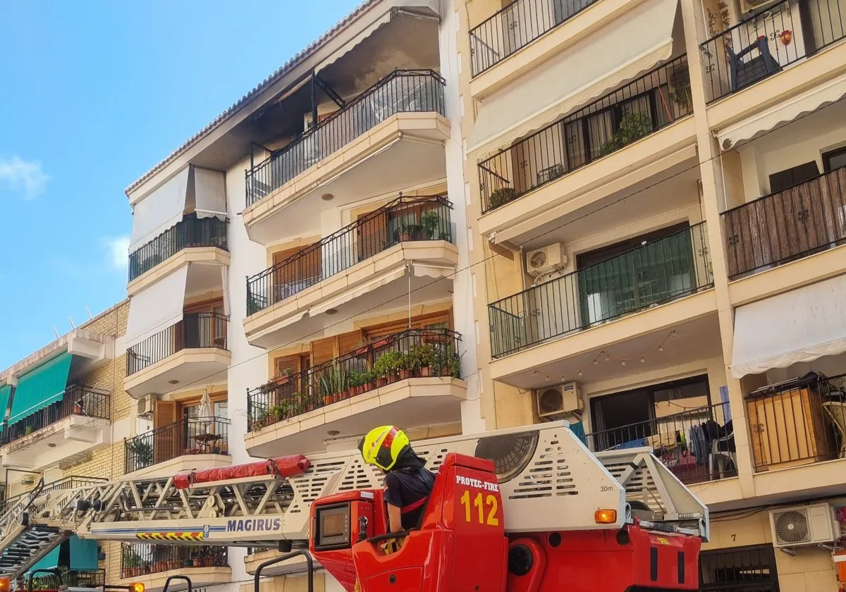 Una mujer resulta herido en el incendio de un piso en Xàbia 