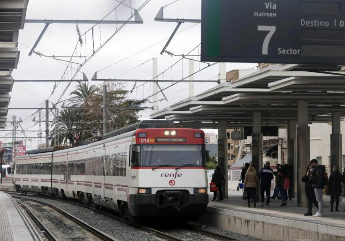 Un hombre se encarama a la catenaria entre Valencia y Alfafar 