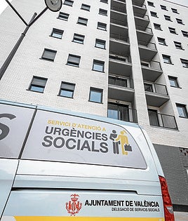 Un furgón de Servicios Sociales del Ayuntamiento, frente al edificio de Safranar.