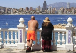 Dos turistas disfrutan de la panorámica de Benidorm.