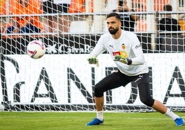 Mamardashvili, en el calentamiento de un partido en Mestalla.