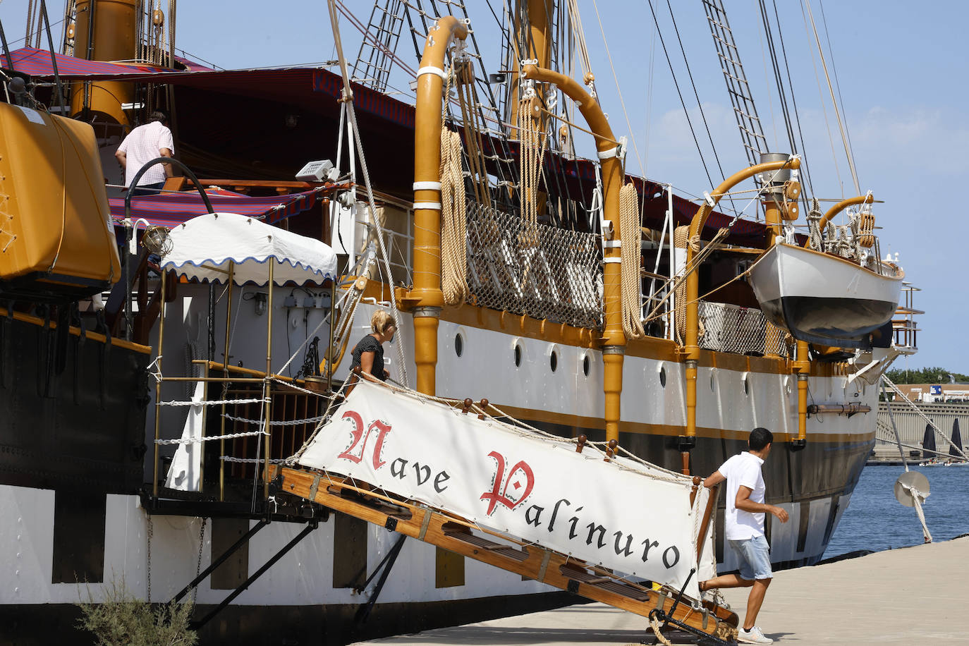 Fotos del buque de la armada italiana que ha abierto sus puertas en Valencia