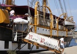 El barco italiano en la Marina mientras ciudadanos suben a visitarlo.