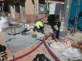 Un trabajador en una calle de Riba-roja.