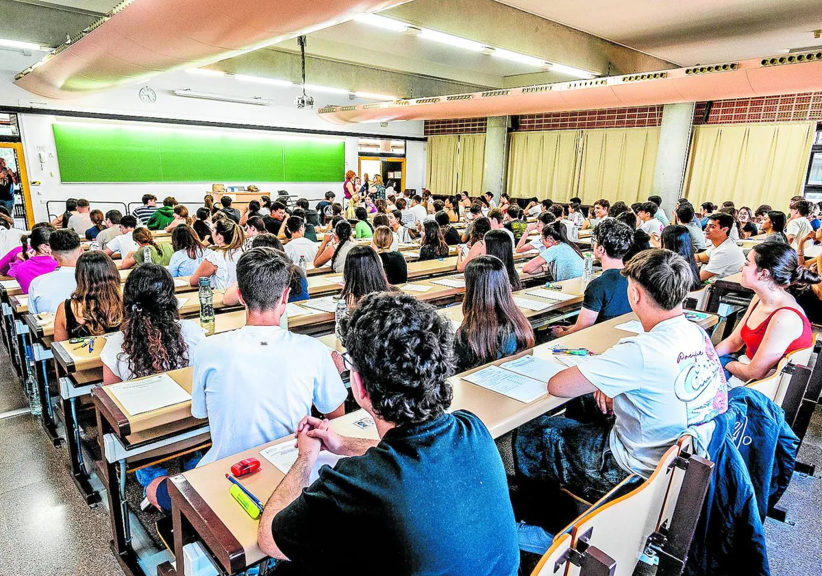 Los mejores universitarios valencianos de cada curso recibirán dos mil euros de beca 