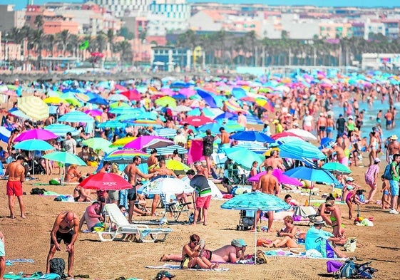 La playa de la Malvarrosa, abarrotada durante el último fin de semana.