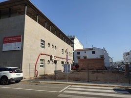 Solar donde se construirá la ampliación del Centro de Salud de Algemesí.