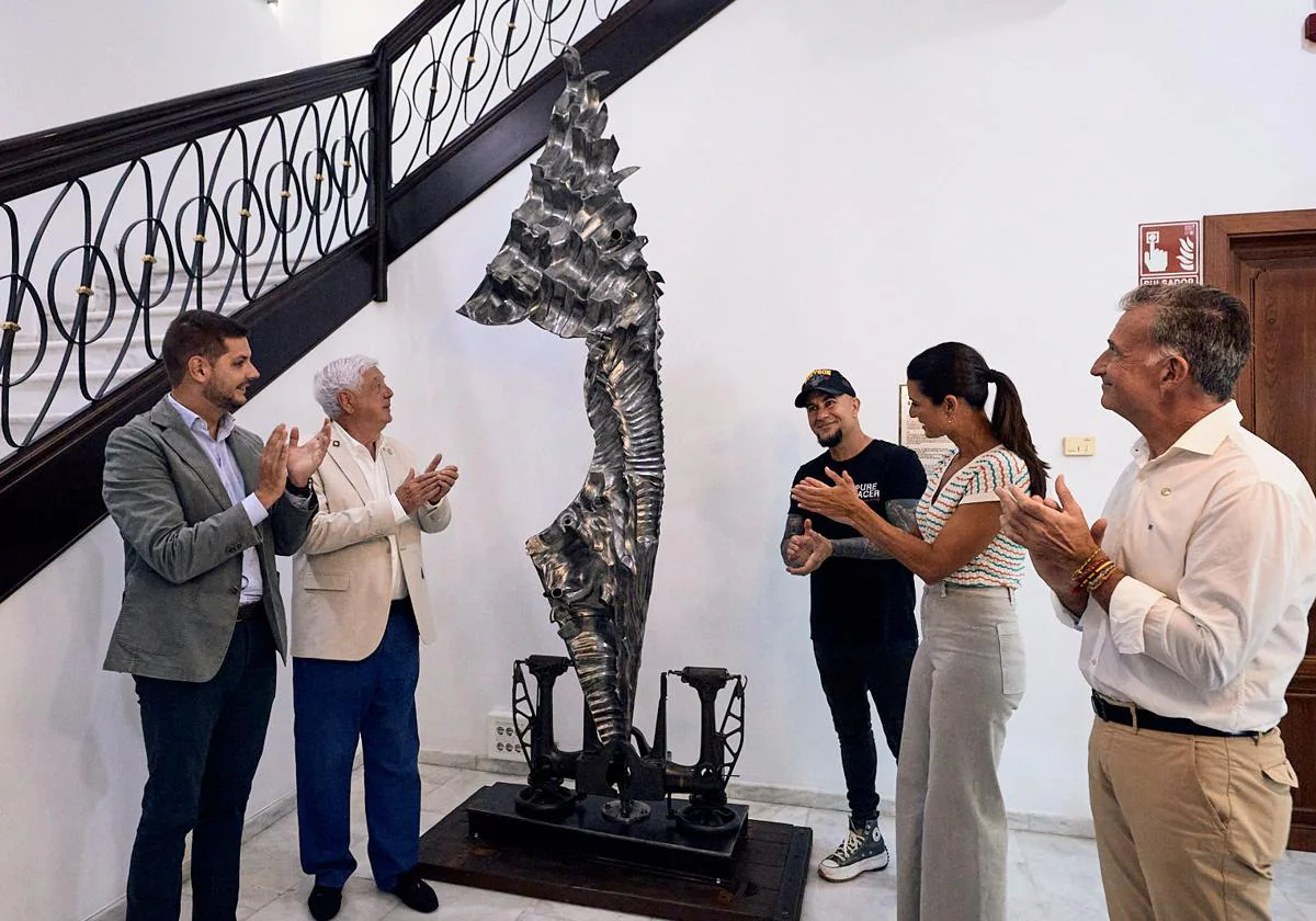 Gandia incorpora a su patrimonio una escultura de Víktor Ferrando 