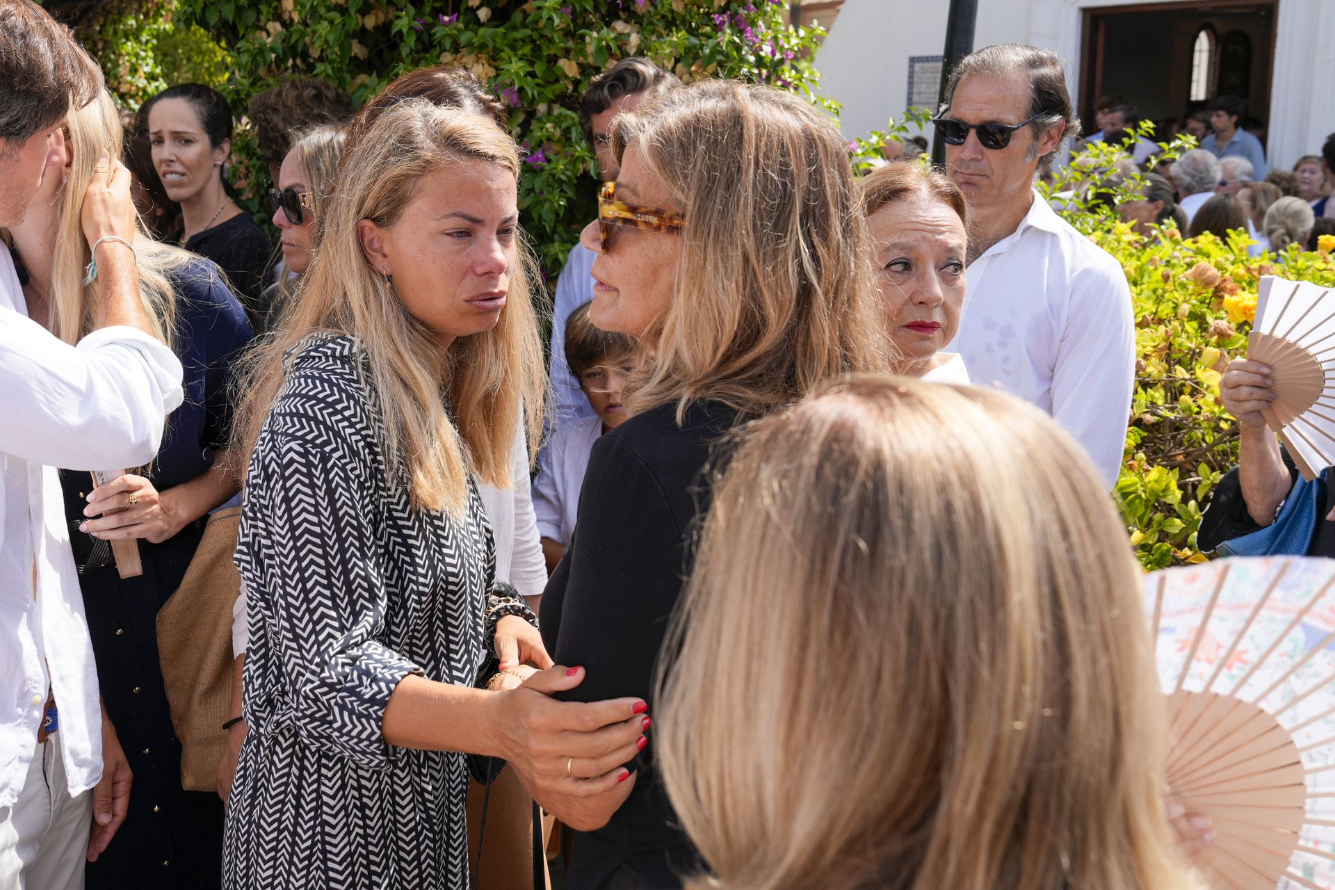 Carla Goyanes (i) y Cari Lapique, hermana y madre de Caritina Goyanes, en la misa celebrada en Marbella por su memoria