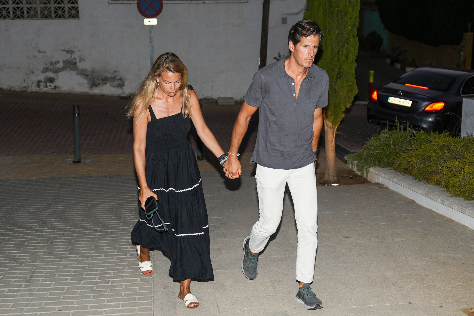 Carla Goyanes, hermana de Caritina Goyanes, junto a su esposo Jorge Benguria en el tanatorio de Marbella