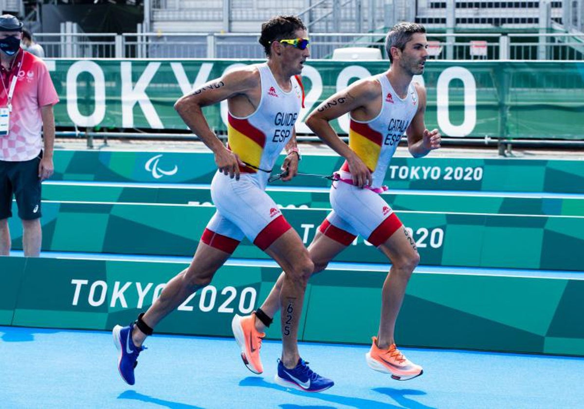 Hector Catalá y su guía, Gustavo Rodríguez, en Tokio 2021.