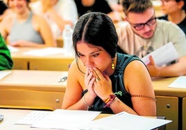 Una alumna durante el primer examen de la selectividad de 2024.