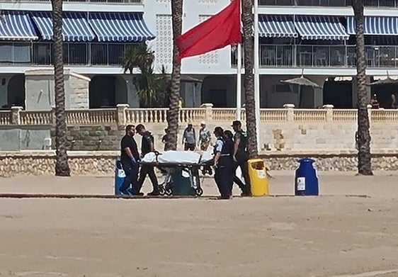 Agentes se llevan el cuerpo del hombre ahogado este martes en la playa de Cullera.