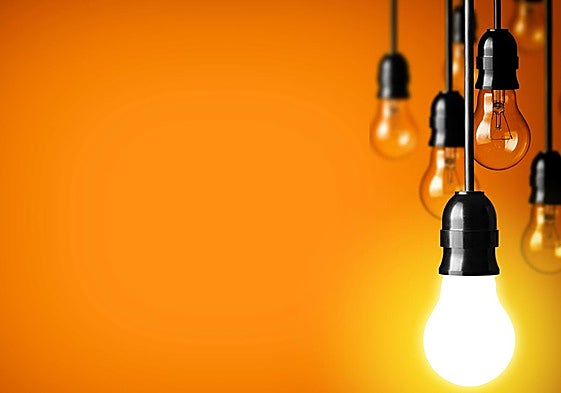 Un espacio iluminado con bombillas, en una imagen de archivo.