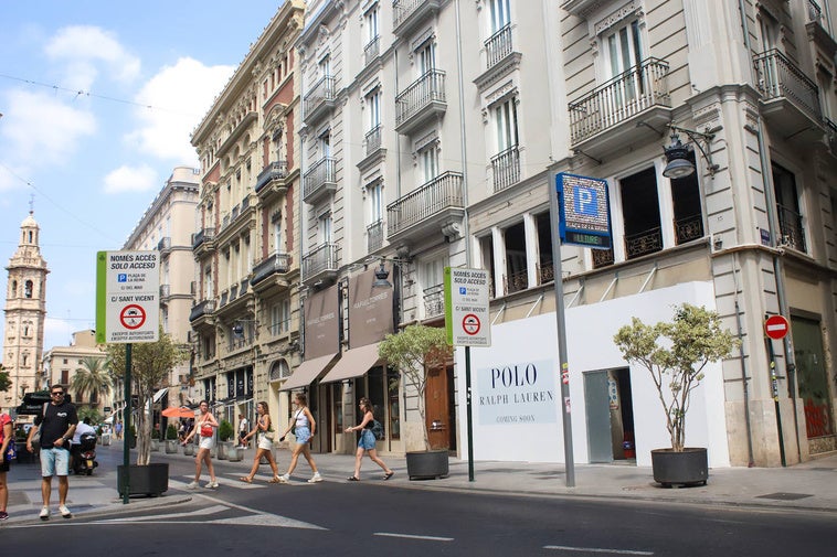 Tramo entre Marqués de Dos Aguas y la plaza de la Reina donde se va a ubicar Ralph Lauren.