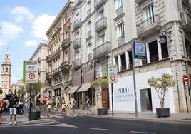 Tramo entre Marqués de Dos Aguas y la plaza de la Reina donde se va a ubicar Ralph Lauren.